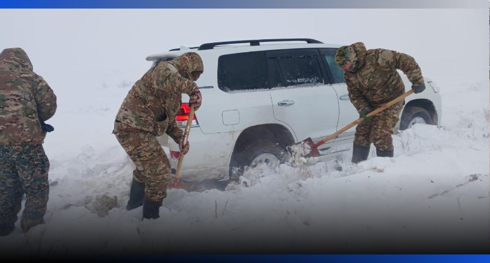 Image for За пять суток спасатели МЧС эвакуировали из снежных заносов 257 человек